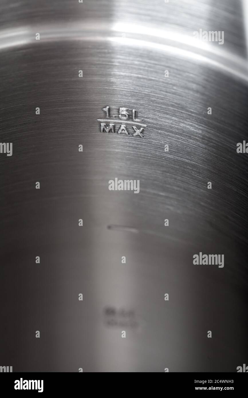La superficie interna degli utensili metallici con etichetta del volume massimo di stoviglie in 1.5 litri. Foto Stock