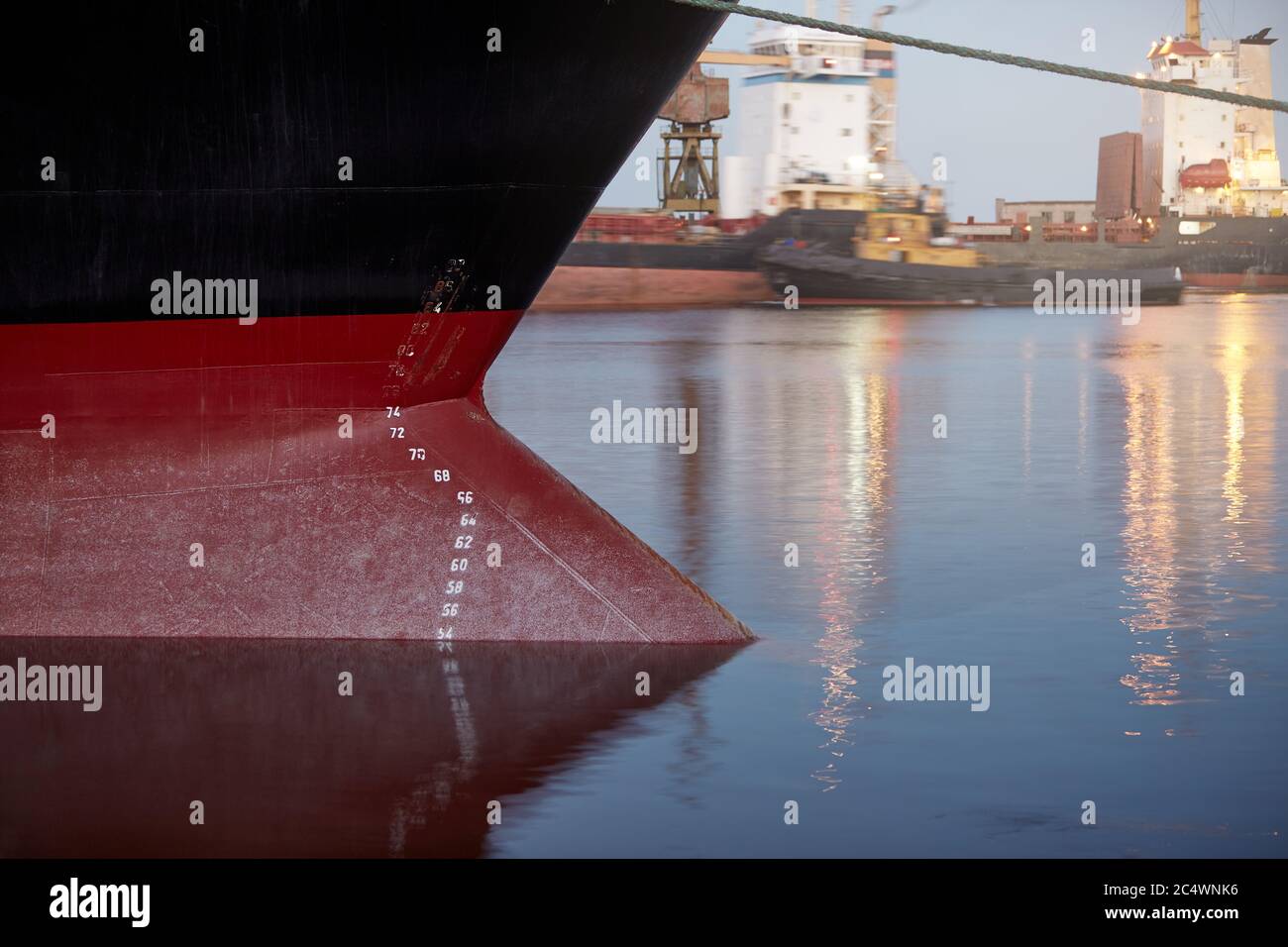 Contrassegni di pescaggio su una nave - numeri di galleggiamento sulla prua  e poppa di una nave al porto marittimo di sera Foto stock - Alamy