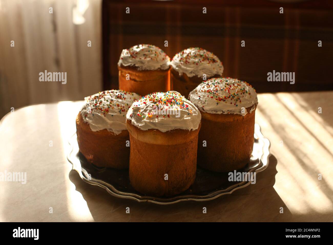 Autentico pane pasquale russo ortodosso tradizionale il kulich o il pascià, torte pasquali ricoperte di glassa di zucchero Foto Stock