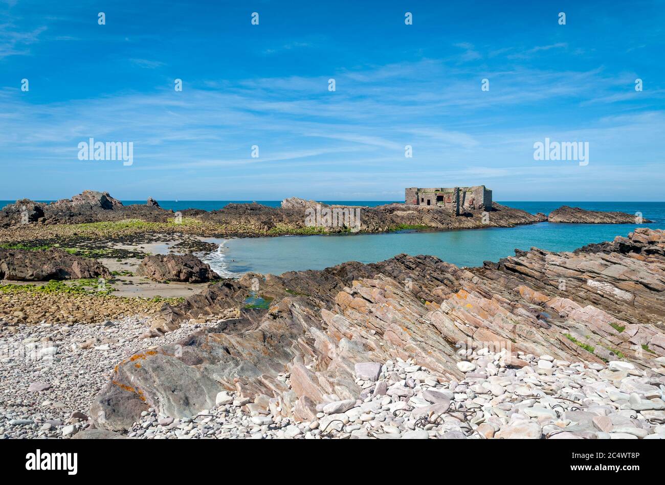 Vista delle rovine di Fort Les Homeaux Florains su Alderney, Isole del canale Foto Stock