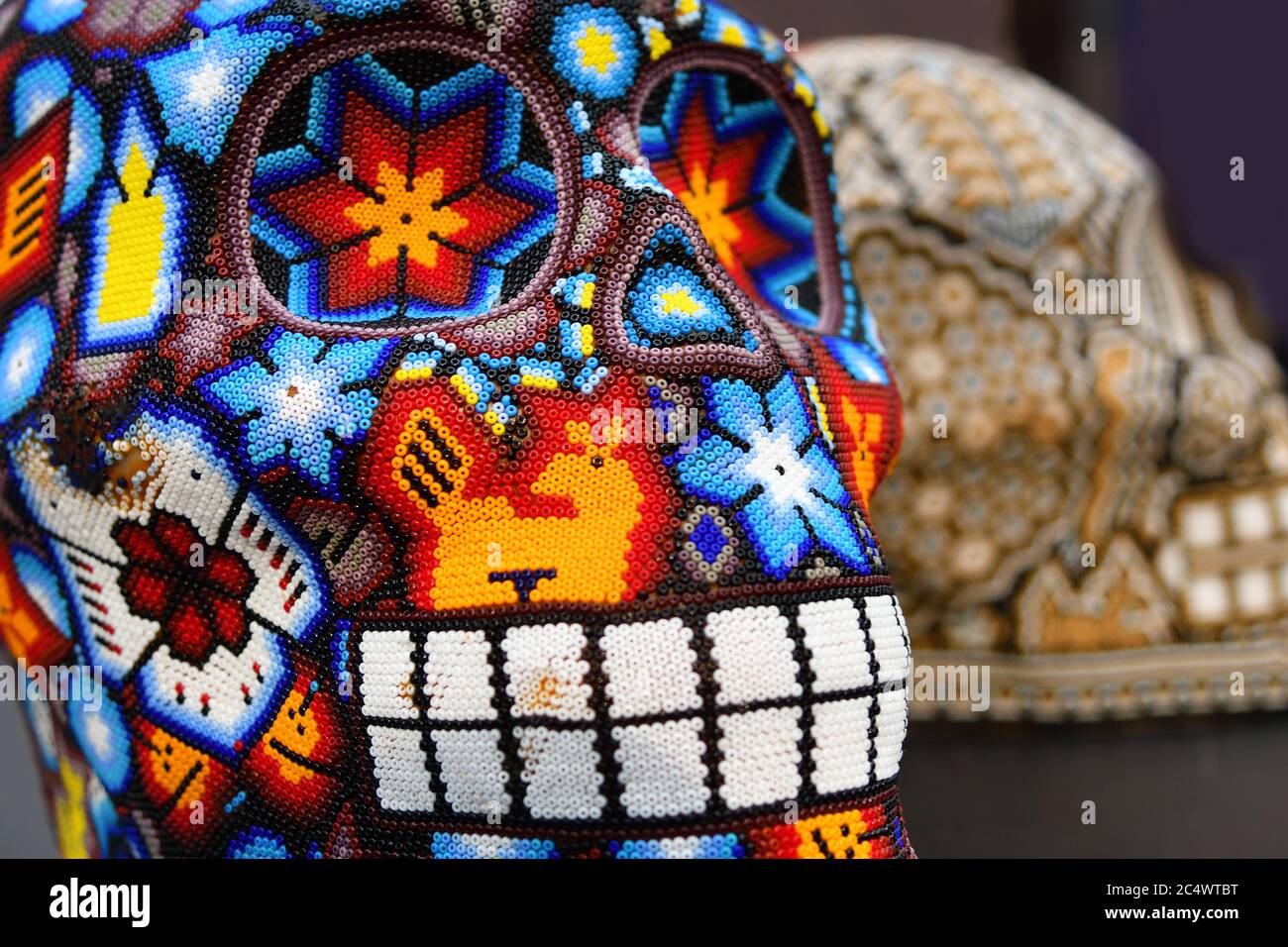 Cranio colorato della tradizionale arte delle perle di huichol messicana, simbolo del giorno dei morti. Dia de los Muertos Foto Stock