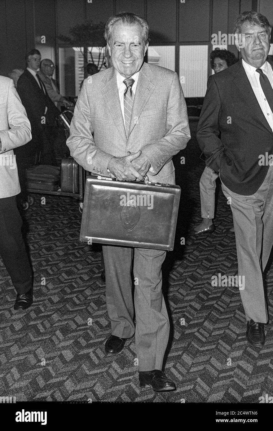 L'ex presidente degli Stati Uniti Richard Nixon lascia l'aeroporto di Heathrow a Londra sulla Concorde nel luglio 1987. Foto Stock