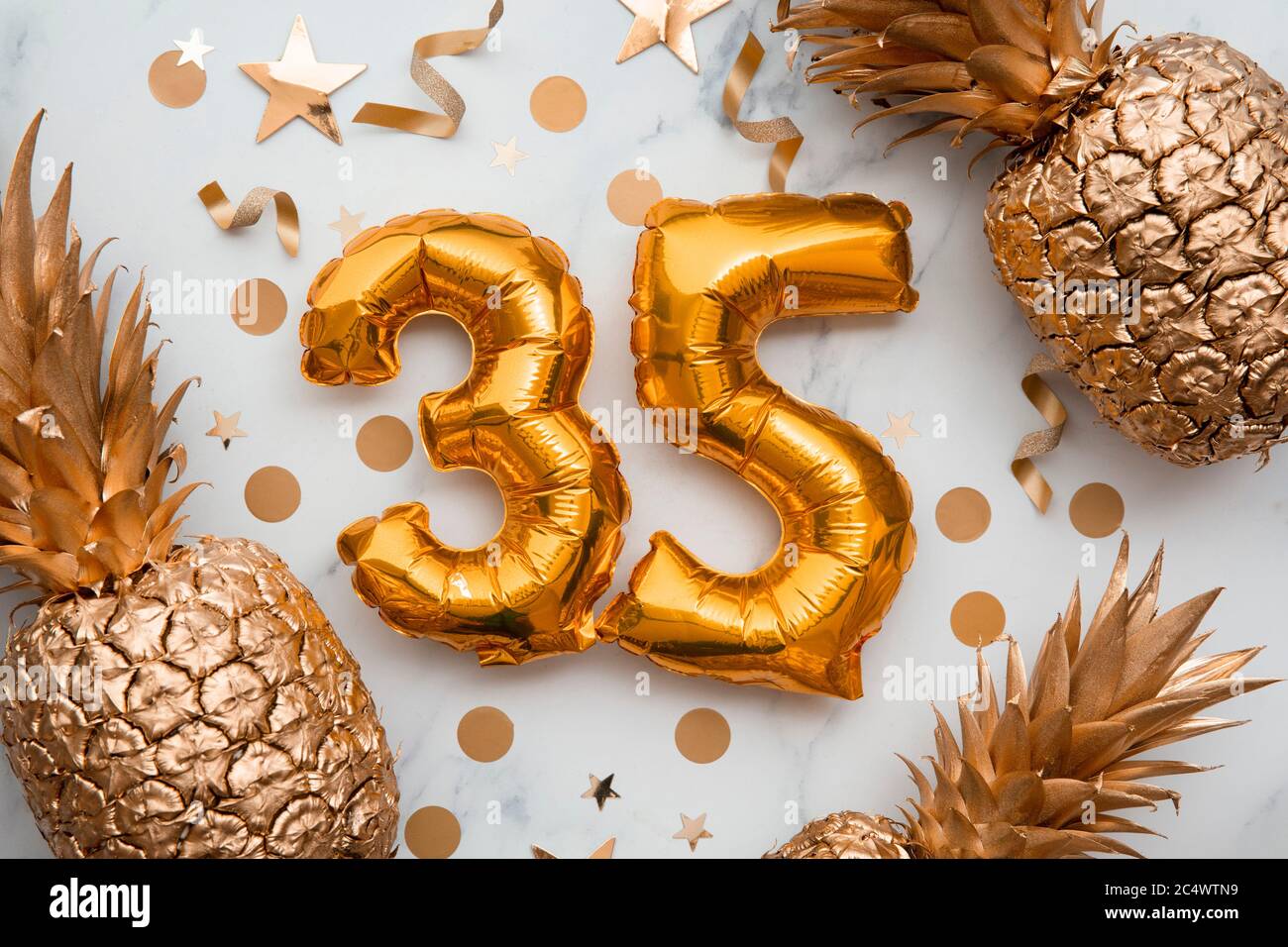 Festa di compleanno numero 2 candela con oro e argento palloncini Foto  stock - Alamy