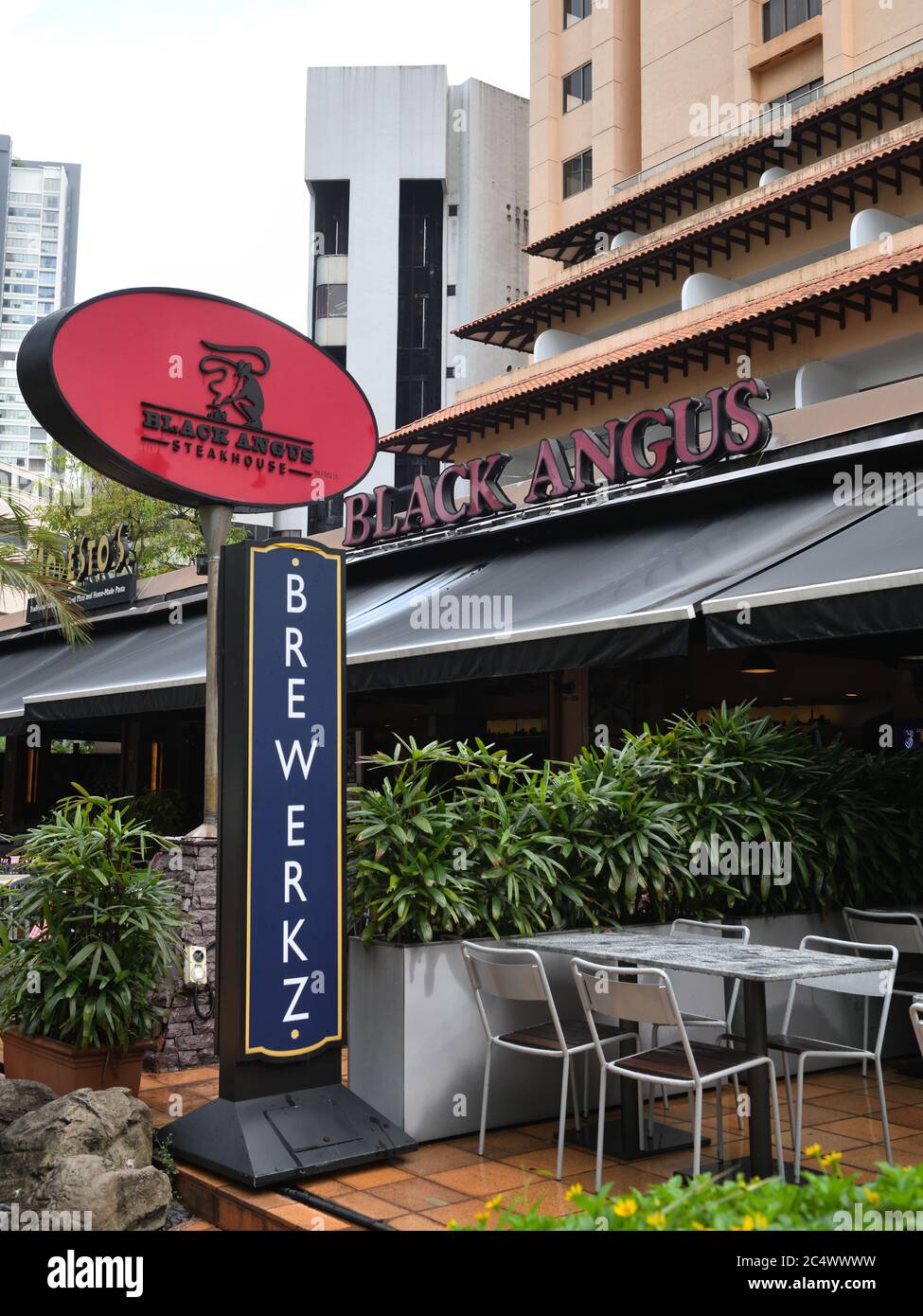 Un cartello Black Angus Steakhouse e Brewerkz a Singapore, Asia Foto Stock