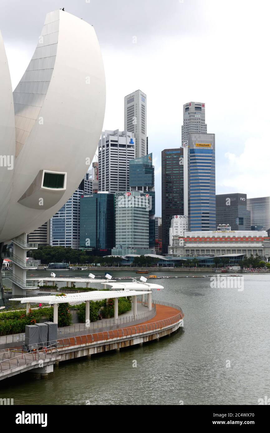 Vista del centro cittadino e del Museo ArtScience da Marina Bay a Singapore, Asia Foto Stock
