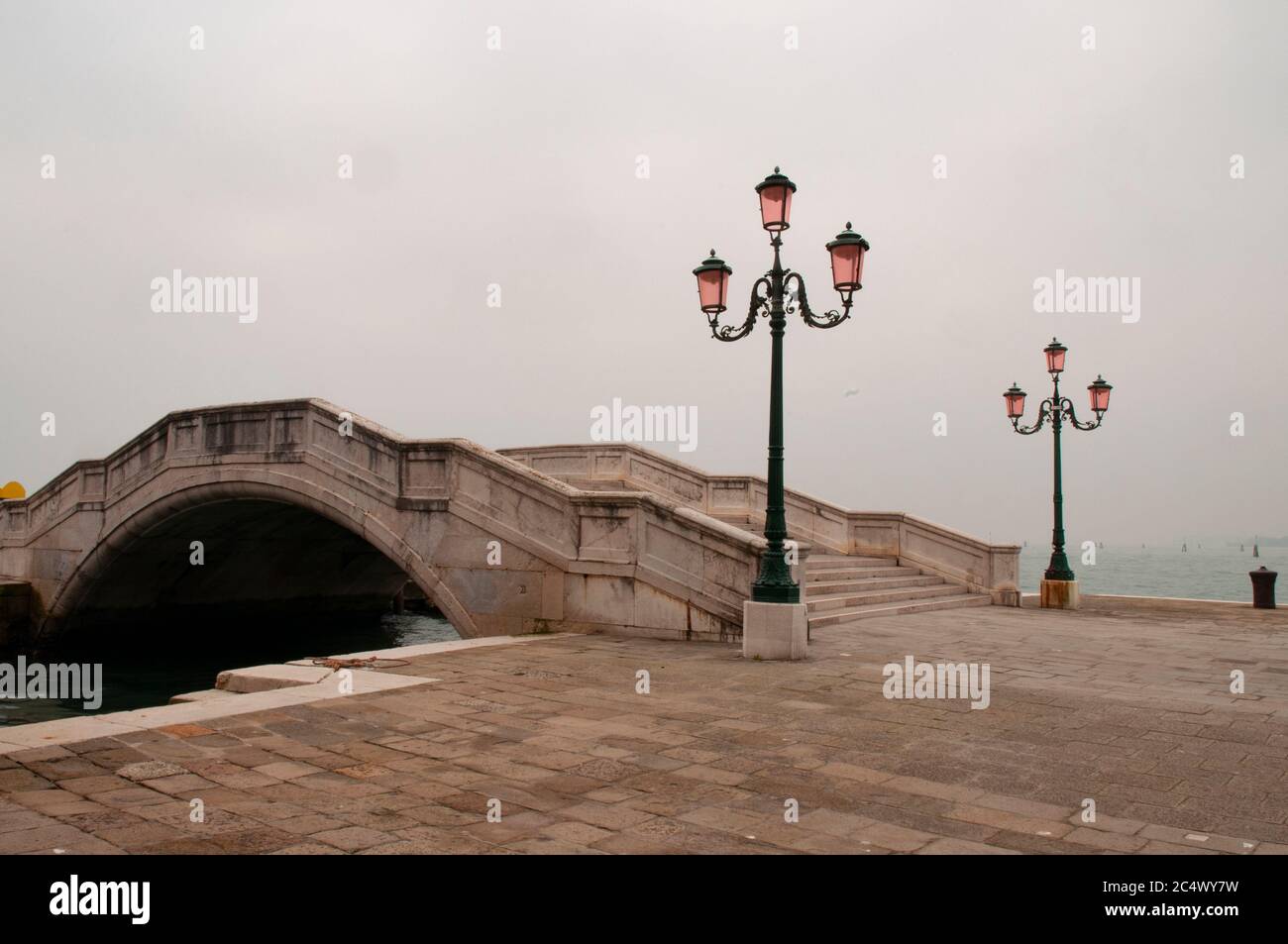 Il ponte istriano in pietra di Venezia di fronte al bacino di San Marco nella laguna veneta, molto lontano dai rumori e dall'inquinamento della città Foto Stock