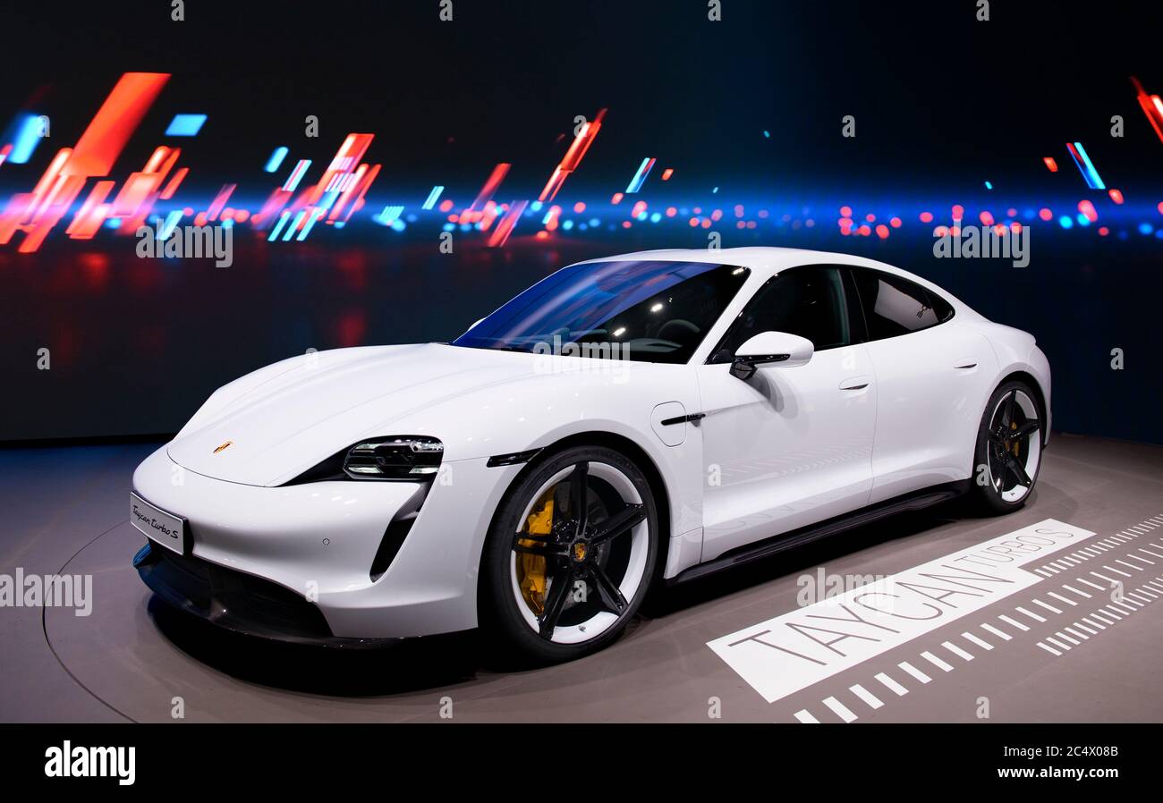 Francoforte, Germania - Sep 11, 2019: Nuova Porsche Taycan Turbo S auto sportiva reveiled a Francoforte IAA Motor Show 2019. - Immagine Foto Stock