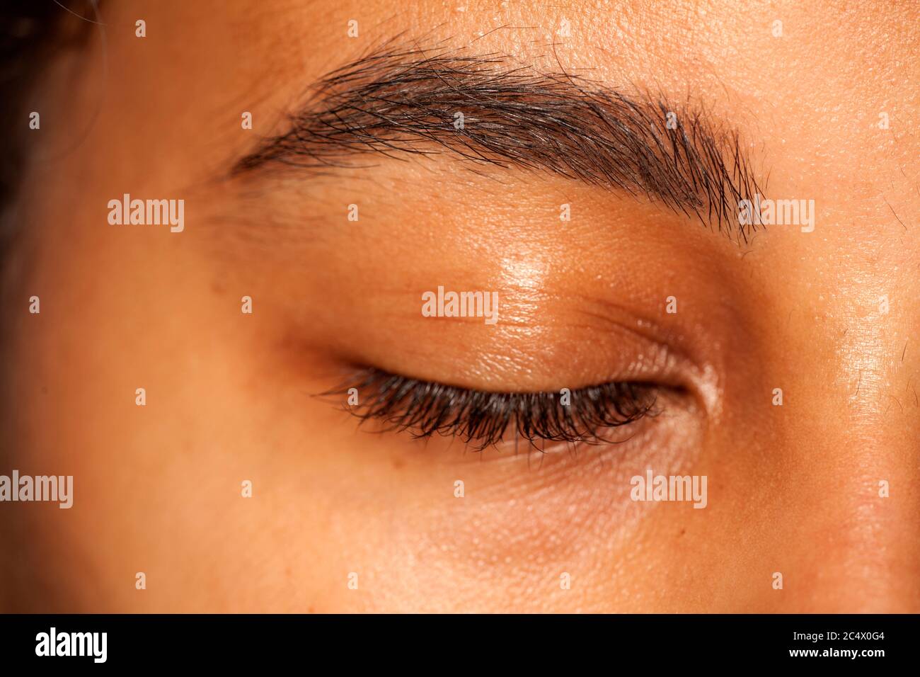 sopracciglia naturale e occhio chiuso senza trucco di femmina con pelle scura Foto Stock