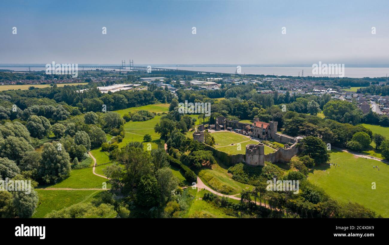 Vista aerea dei droni delle rovine dell'antico castello di Caldicot nel Galles del Sud, Regno Unito Foto Stock