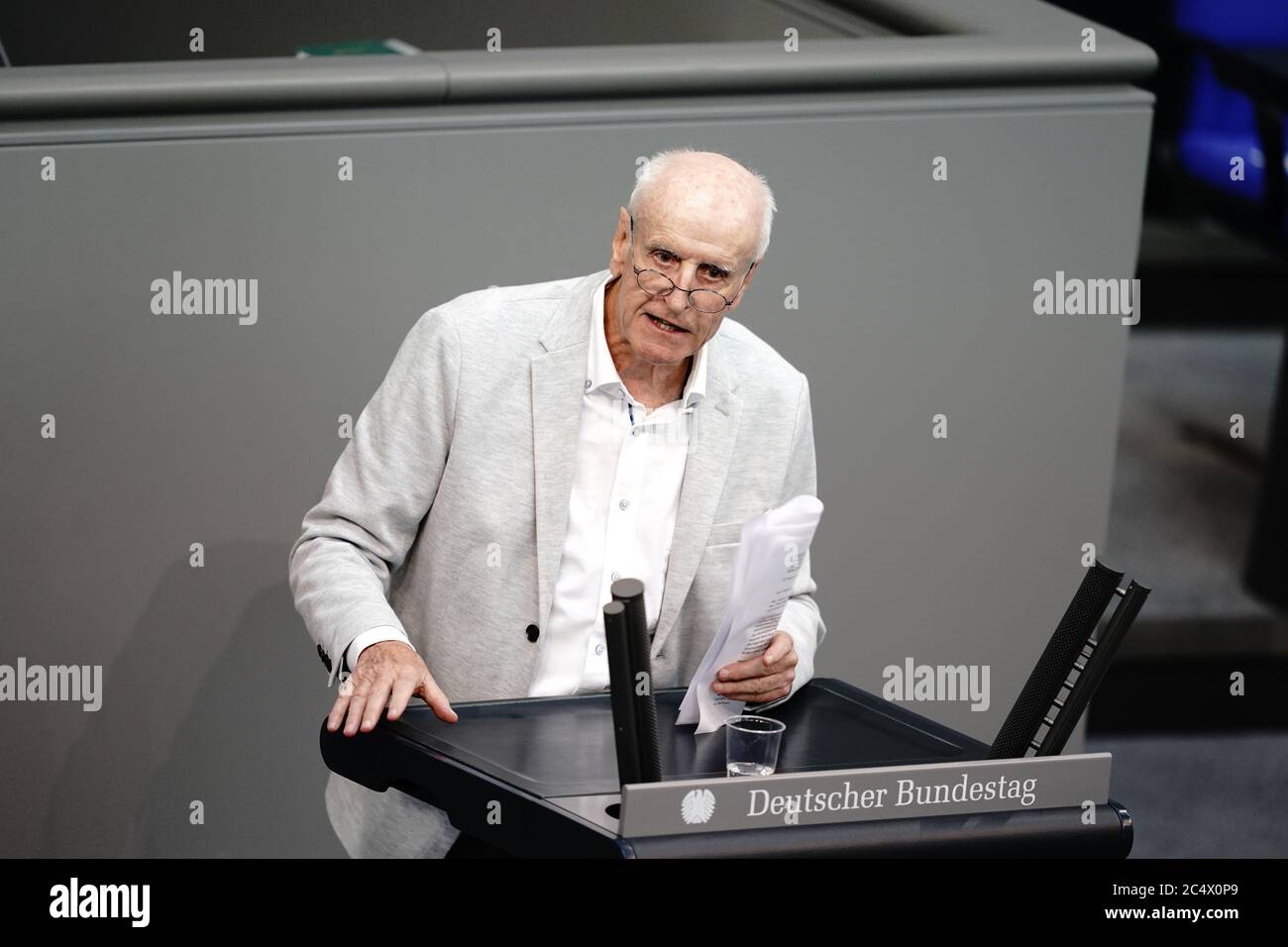 Berlino, Germania. 29 Giugno 2020. Albrecht Glaser (AFD) interviene alla sessione speciale del Bundestag tedesco sulla prevista riduzione dell'imposta sul valore aggiunto a partire dal 01.07.2020. La riduzione dell'imposta sul valore aggiunto, limitata a sei mesi, fa parte del pacchetto di incentivi economici del governo federale per stimolare l'economia nella crisi di Corona. Credit: Kay Nietfeld/dpa/Alamy Live News Foto Stock