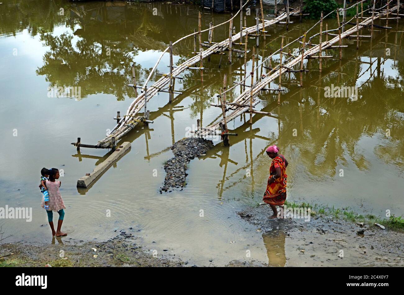 Il villaggio remoto completamente coperto acqua alluvione, la situazione di male della gente rurale villaggio per la loro vita quotidiana. Foto Stock