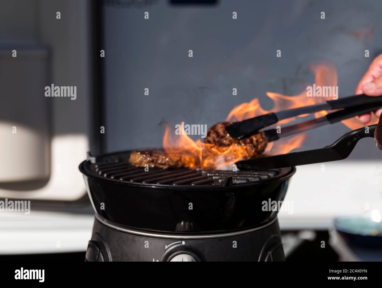 sbavature sul barbecue con grandi fiamme per ottenere il giusto gusto Foto Stock