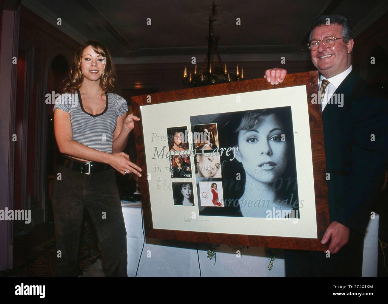 Mariah Carey a Londra 1997 promuove il suo album Butterfly e viene assegnato un premio per 20 milioni di vendite di dischi europei. Foto Stock