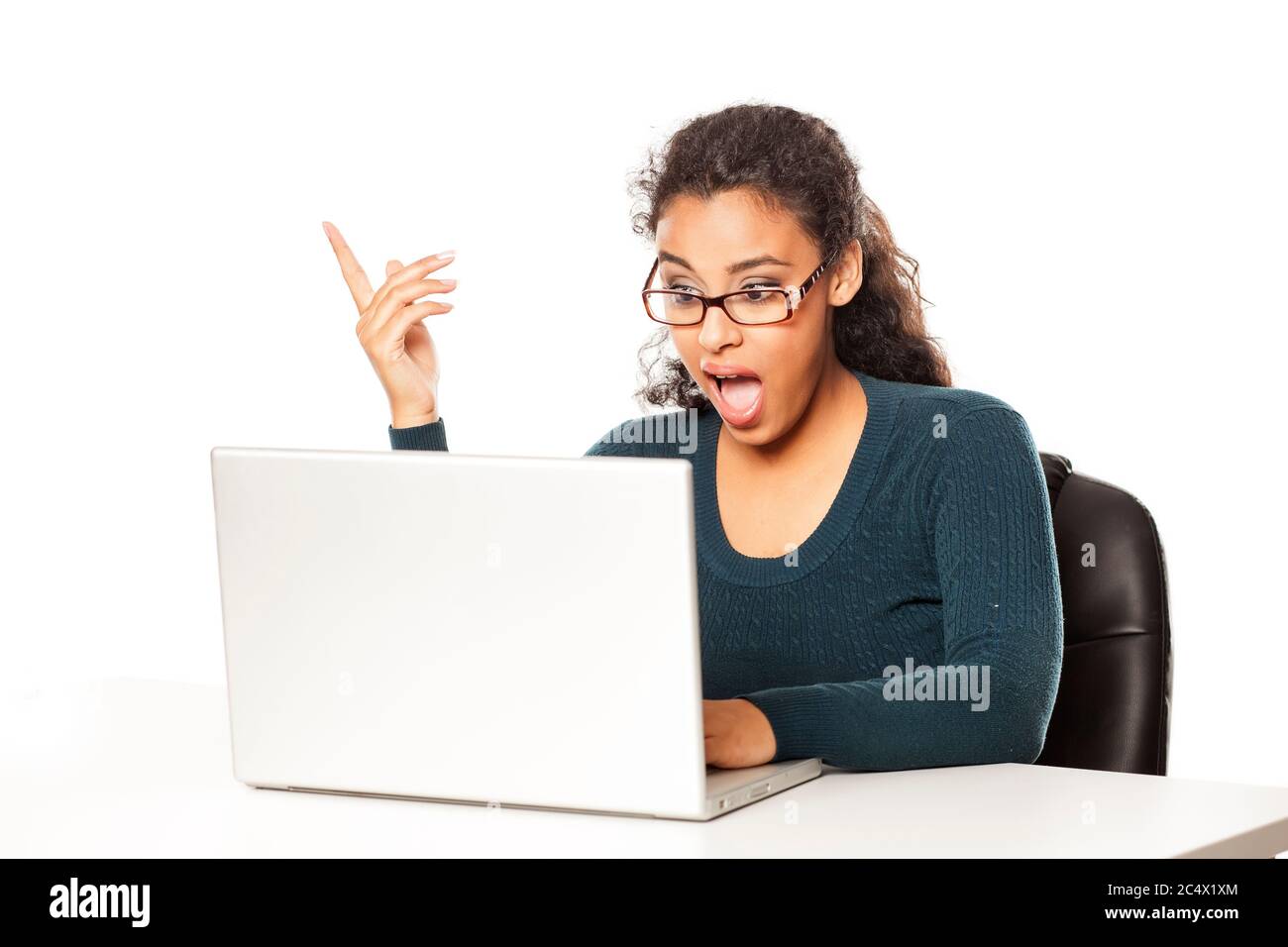 Giovane donna africana felice che usa il laptop sorpreso con un'idea o una domanda che punta il dito con il volto felice, numero uno Foto Stock