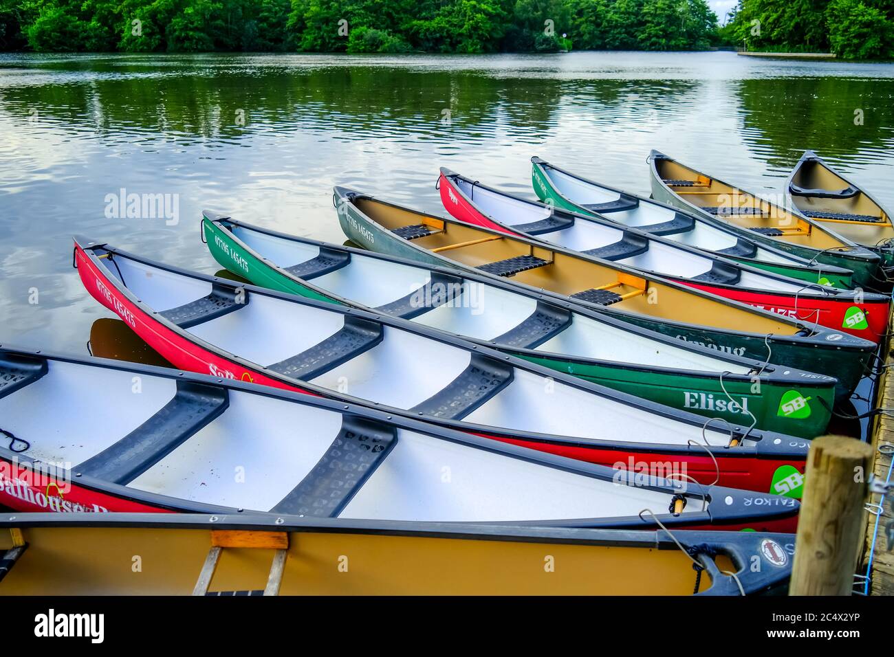 Canoe e kayak colorati ormeggiati e legati a un pontile di legno in  Salhouse Broad nel Norfolk Broads Foto stock - Alamy