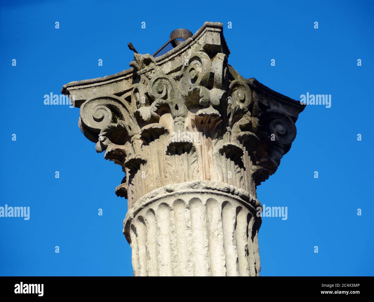 La colonna corinziana di Ordien del Crotacio luogo del martirio di San Alessandro nel cimitero della Basilica di San Alessandro. Foto Stock