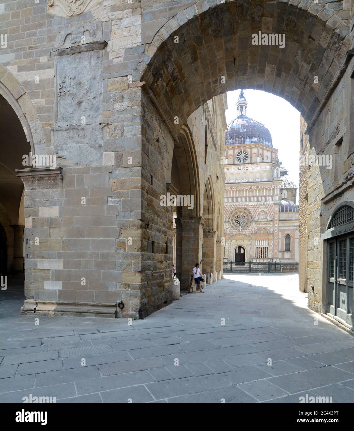 Il Palazzo della ragione è un edificio storico della città di Bergamo risalente al XII secolo. Accanto si trova la Cappella Colleoni, una Renaissa Foto Stock