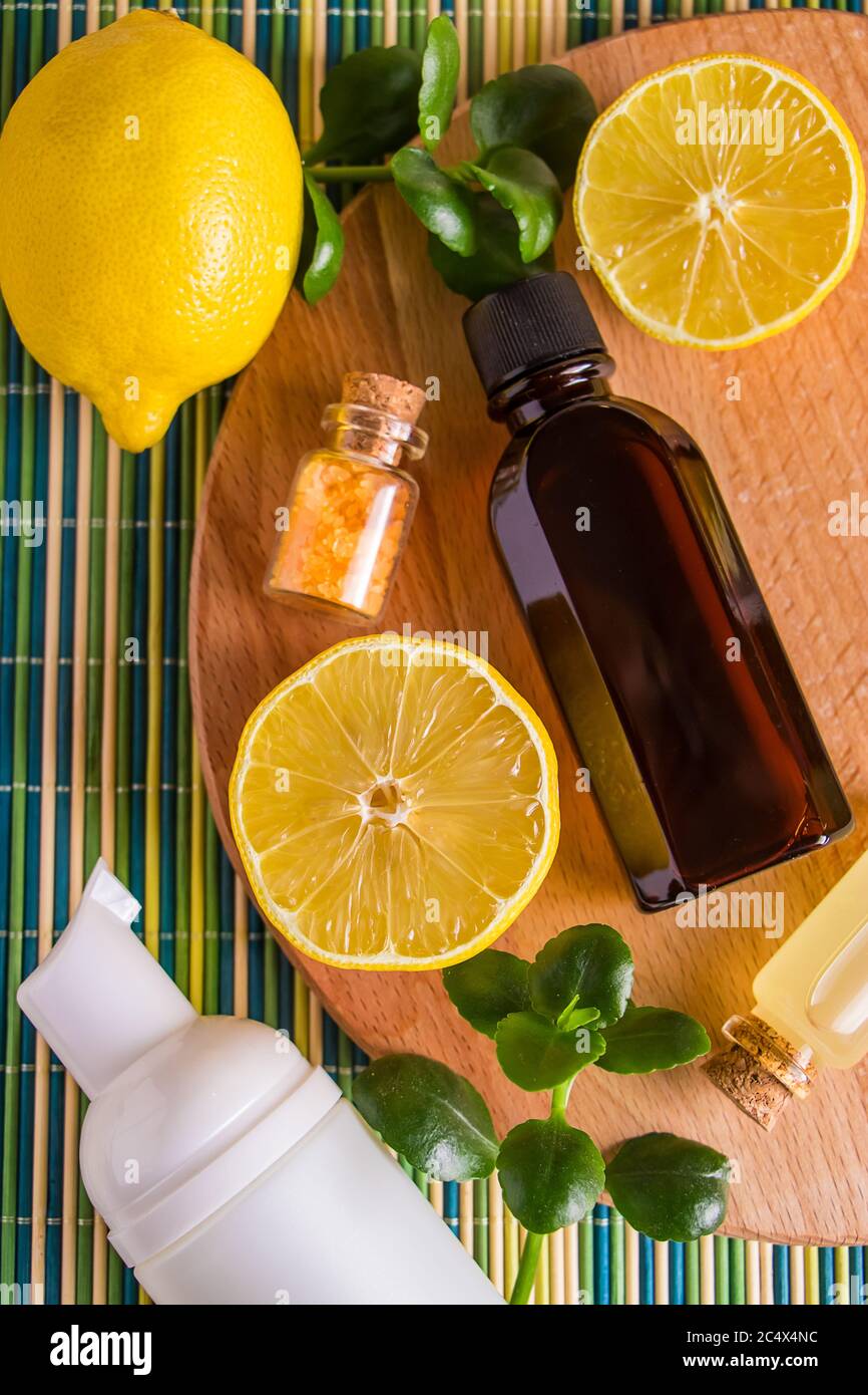 Prodotti per la cura e l'aromaterapia con olio di limone. Relax e medicina alternativa. Cosmetici ecologici. Foto Stock