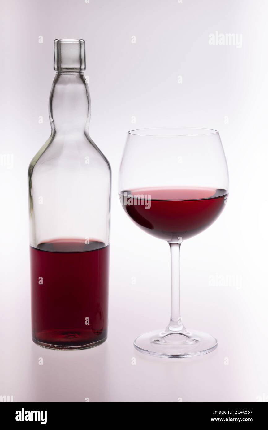 Rosso bottiglia di vino e vetro Foto Stock