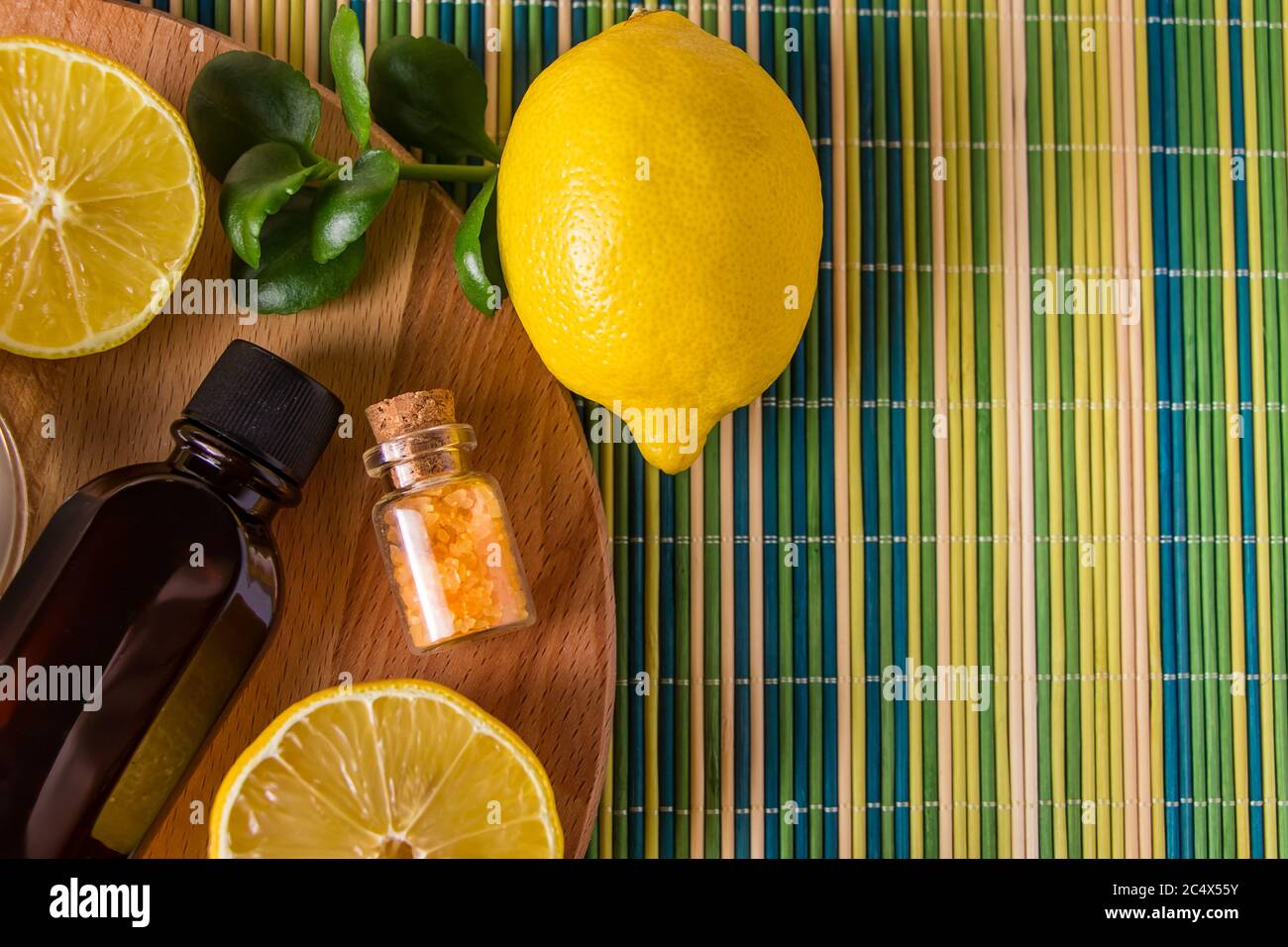 Cosmetici ecologici con olio di limone. Prodotti per trattamenti termali, relax e medicina alternativa. Posiziona per il testo Foto Stock