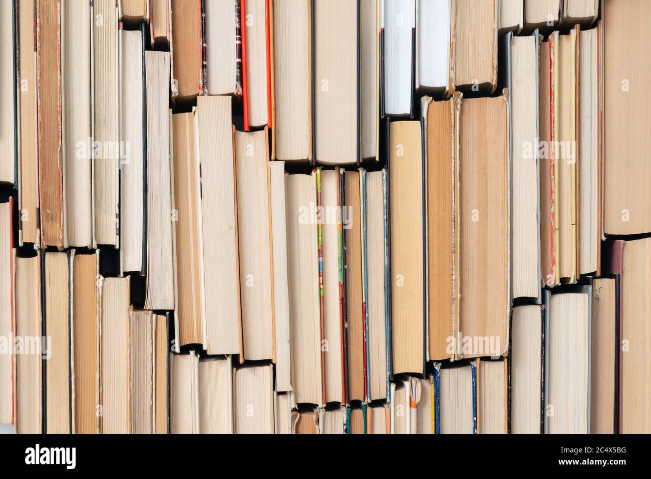 Sfondo del libro d'epoca. Libri vecchi e usati di hardback impilati uno accanto all'altro. Concetto di istruzione e di studio. Nessuno Foto Stock