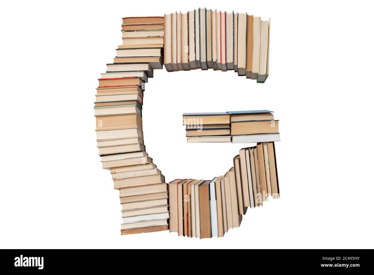 Lettera - G fatto di libri isolati su sfondo bianco. Libro mockup carattere lettera dall'alfabeto. Concetto di istruzione. Nessuno Foto Stock