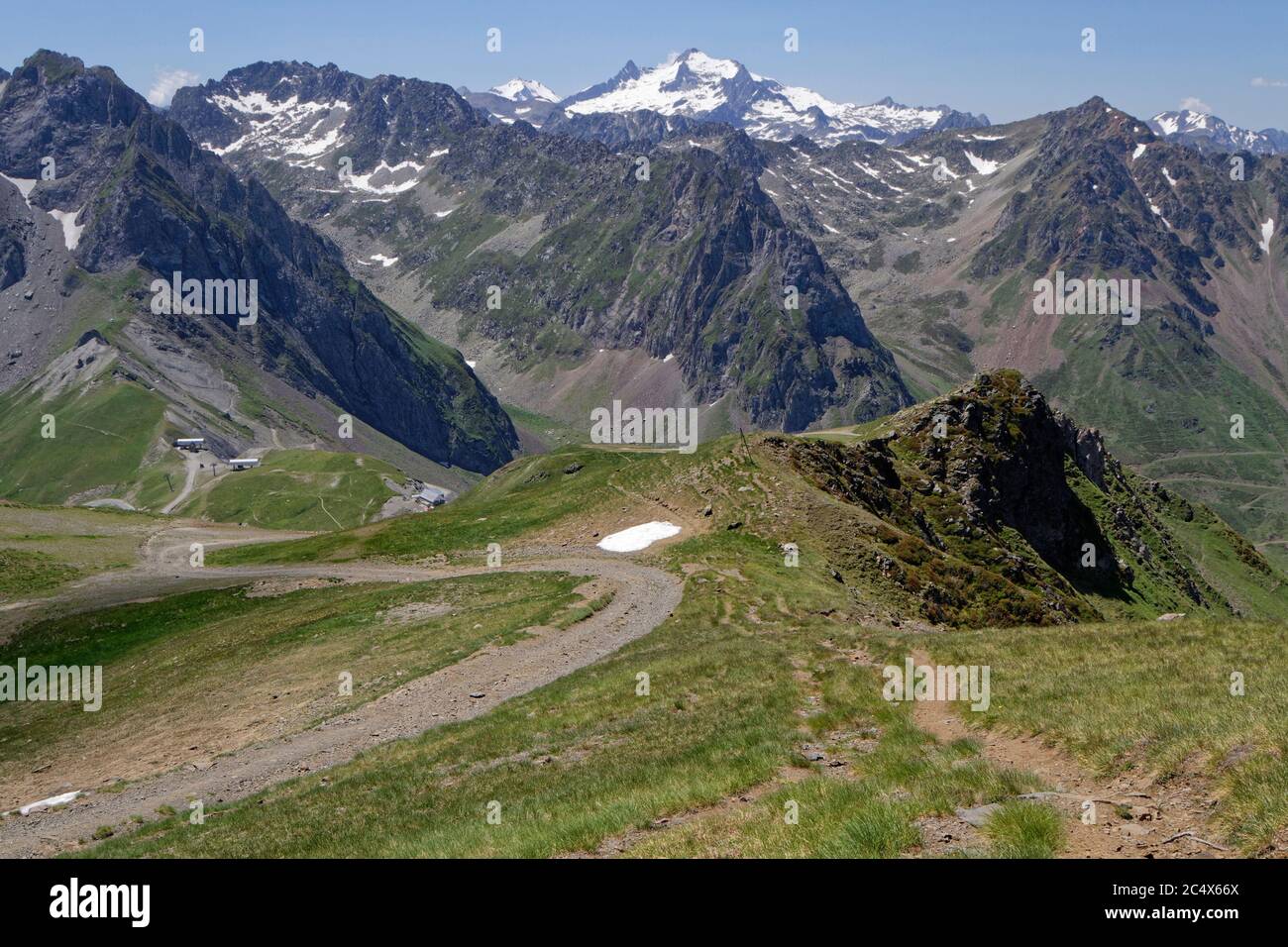 Paesaggio montano al col du Tourmalet. E' il passo di montagna lastricato più alto dei Pirenei francesi, a 2115 m. Foto Stock