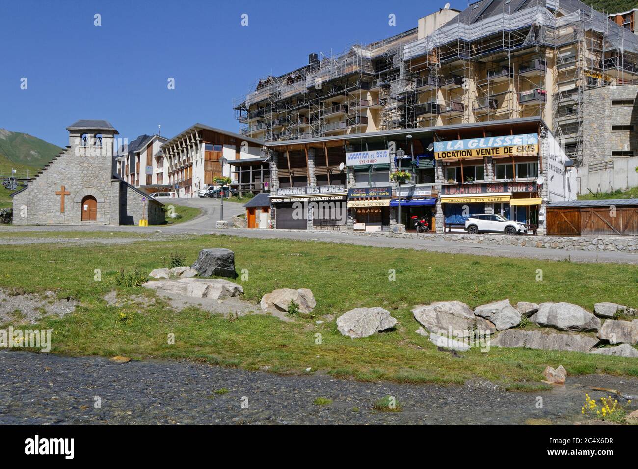 LA MONGIE, FRANCIA, 24 giugno 2020 : il villaggio di la Mongie è una stazione sciistica a 1,800 m di altitudine, si trova sotto il col du Tourmalet e rappresenta l'inizio della t Foto Stock