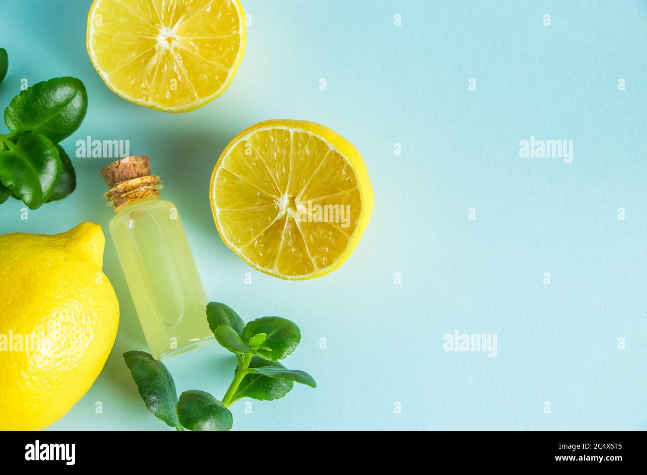 Cosmetici biologici con olio di limone. Prodotti Spa su sfondo blu. Posiziona per il testo. Foto Stock