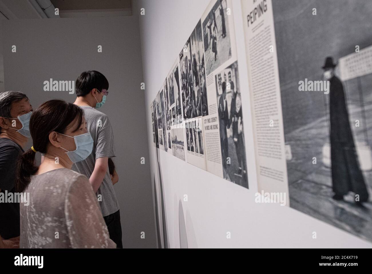 La gente guarda sopra mentre indossa le maschere di faccia come misura preventiva all'interno del museo di belle arti di Taipei.Taiwan ha confermato finora 447 casi di coronavirus, 7 morti e 435 recuperati. Foto Stock