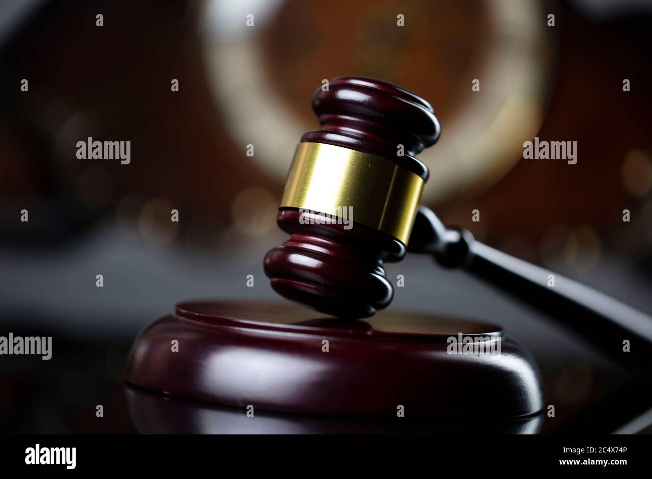 Concetto di legge. Giudica gavel di legno, scala, orologio vecchio e statua di Themis su sfondo marrone in ufficio legale. Foto Stock