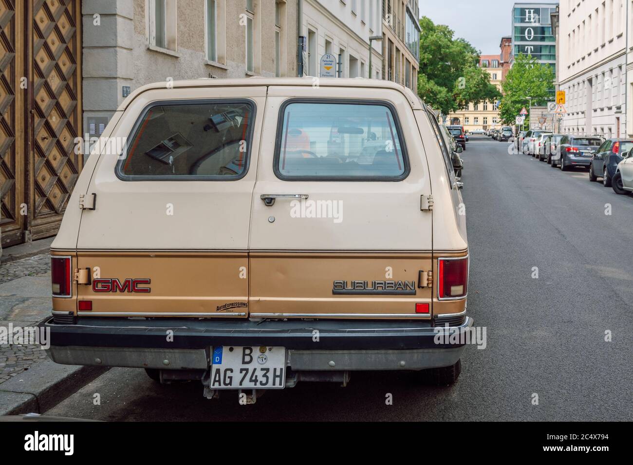 Vista posteriore della GMC Suburban - settima generazione. SUV classico americano di dimensioni standard. È tradizionalmente uno dei veicoli più redditizi di General Motors Foto Stock