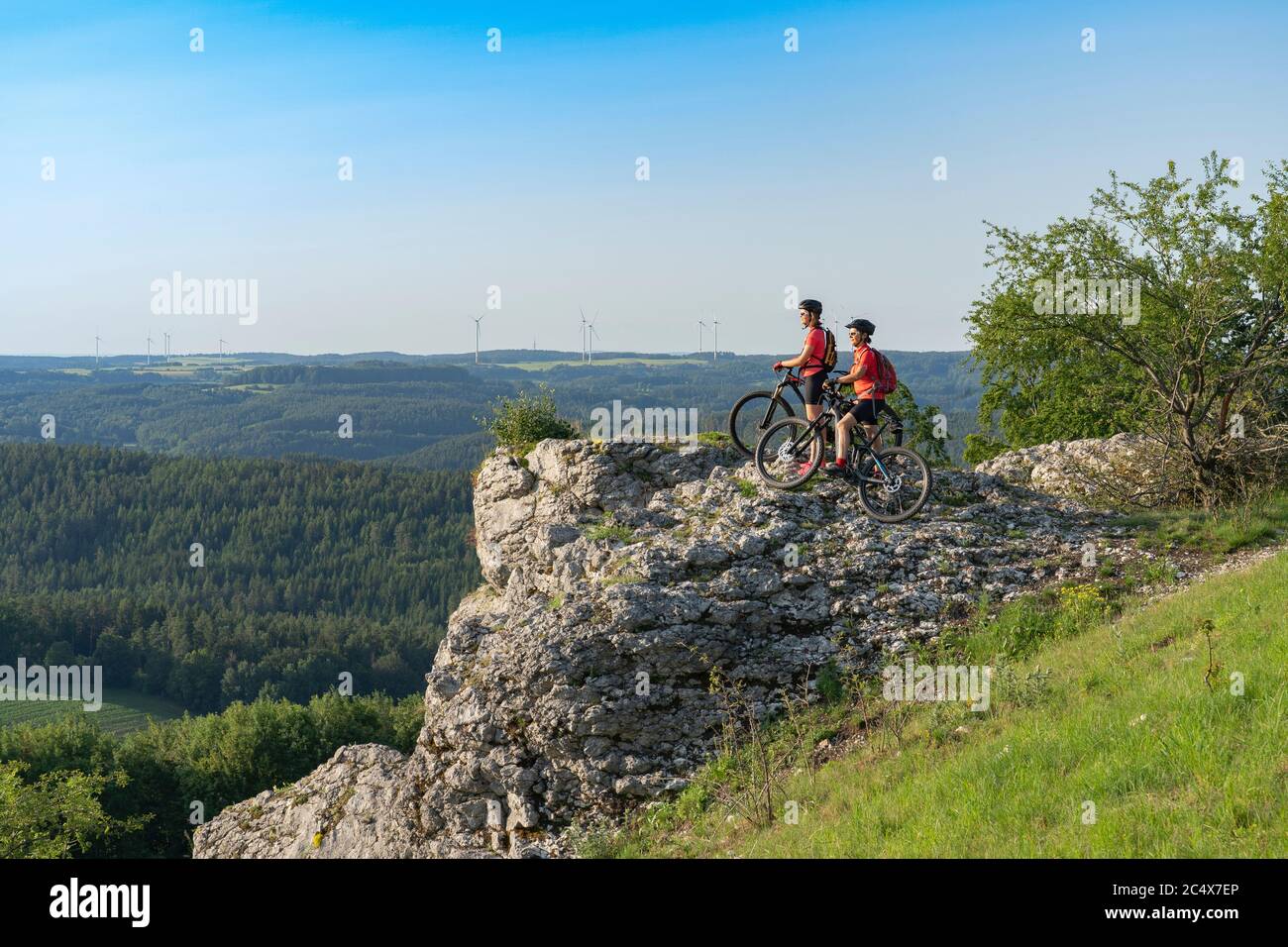 Nonna con mountain bike elettrica e granddaughter senza aiuto elettrico su un sentiero liscio prato nella zona della Svizzera Franconia di Bavari Foto Stock