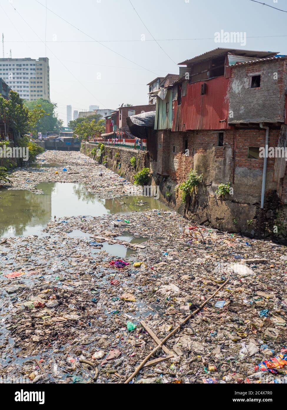 Poveri e impoveriti quartieri degradati di Dharavi nella città di Mumbai. Foto Stock