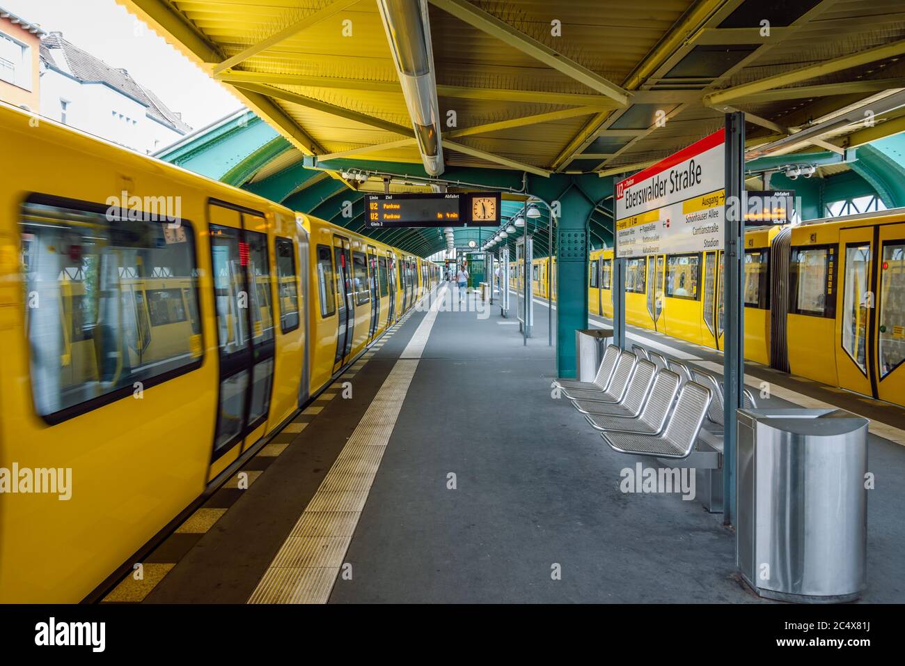 Eberswalder Strasse è una stazione della U-Bahn di Berlino situata sulla linea U2 di Berlino, Berlino, Germania. Foto Stock