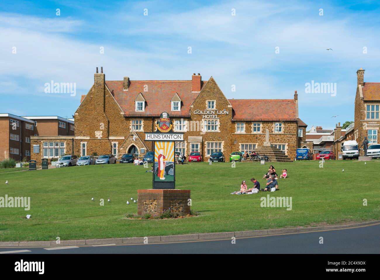 Hunstanton Norfolk città, vista in estate di persone che si rilassano sulla Cliff Parade nella località balneare di Hunstanton sulla costa nord Norfolk, Inghilterra, Regno Unito Foto Stock