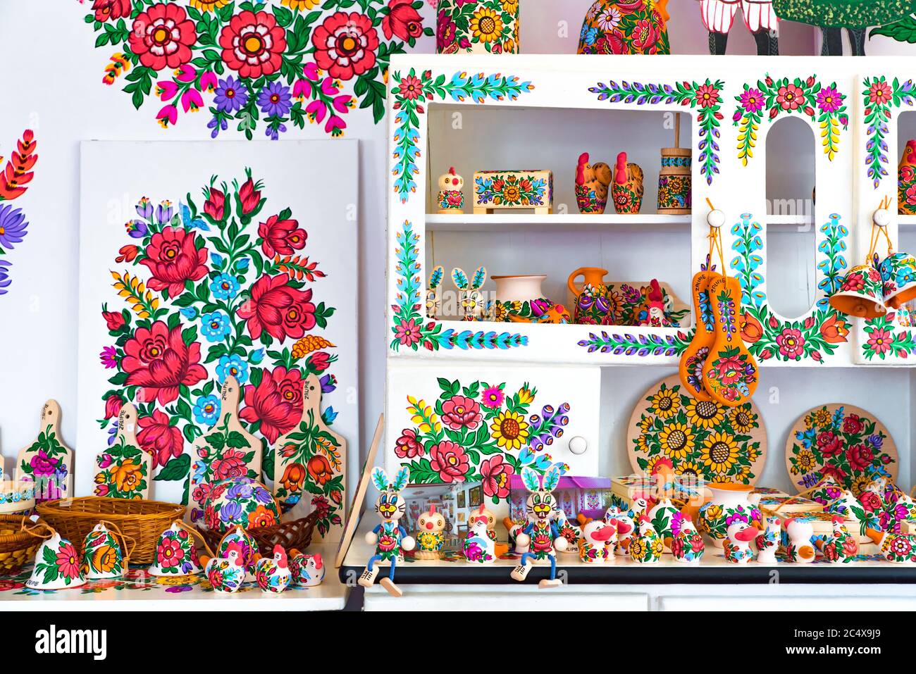 Zalipie, Polonia, giugno 2020: Decorazioni floreali dipinte a mano in casa cottage. Cultura polacca e arte popolare all'interno di un negozio di souvenir con artigianato popolare Foto Stock