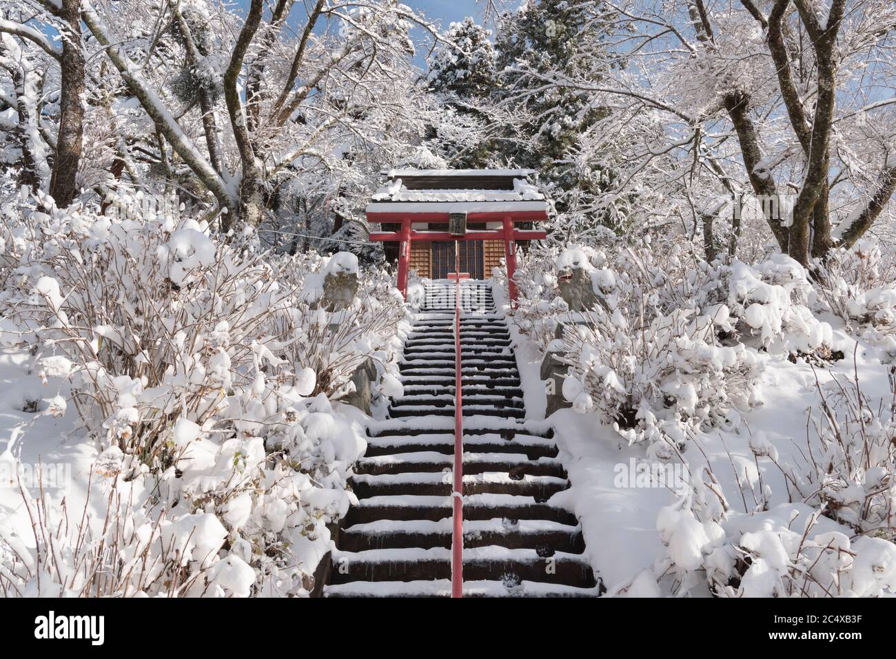 Shinto Santuario nella campagna coperta di neve Foto Stock