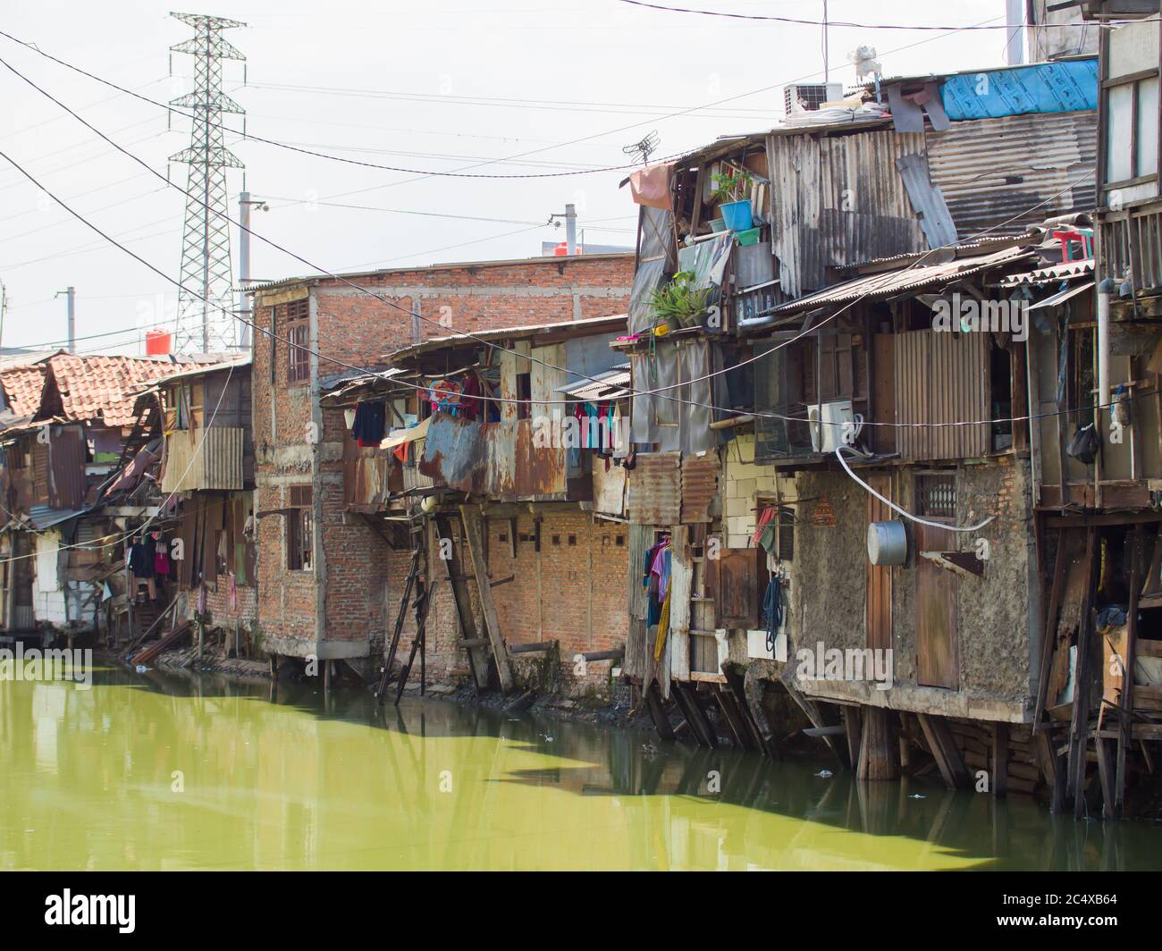 Le baraccopoli di Giacarta sono la capitale dell'Indonesia. Foto Stock