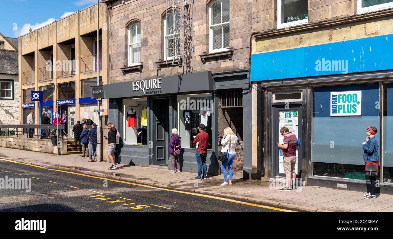 Elgin High Street, Moray, Regno Unito. 29 Giugno 2020. REGNO UNITO. Questa è una queque di persone che aspettano di acces la Royal Bank of Scotland su Elgin High Street con i negozi che sono ora in fase di apertura. Credit: JASPERIMAGE/Alamy Live News Foto Stock