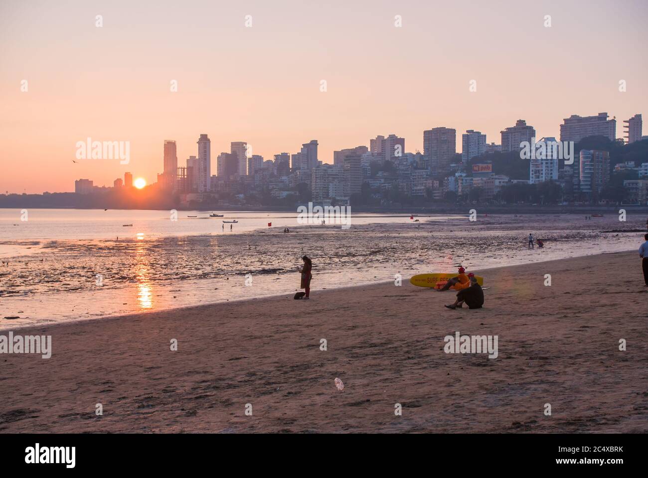Mumbai, India - 17 dicembre 2018: Sera Mumbai, spiaggia di Chowpatty. Vista della collina di Malabar al tramonto. Foto Stock