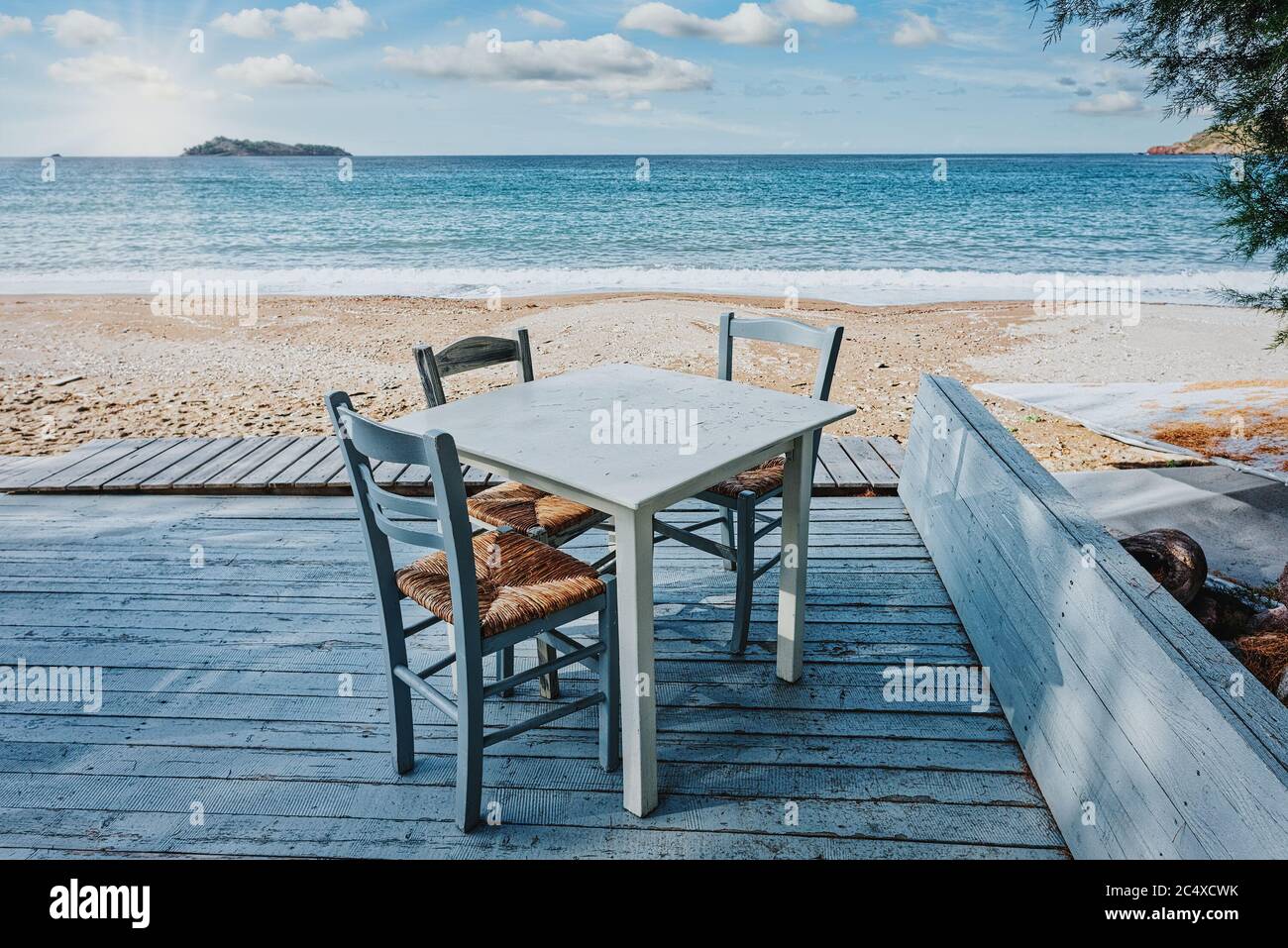 Isola di Lesbos, Grecia - una bella sede nel Mar Egeo sull'isola di Lesvos, di fronte al mare. Cena romantica nel ristorante durante le vacanze. GRE Foto Stock