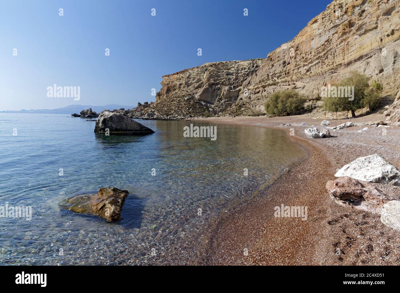 Spiaggia di nascosto vicino alla sabbia rossa Bay o Kokkini Ammos, vicino Archangelos, RODI, DODECANNESO isole, Grecia. Foto Stock Spiaggia di nascosto vicino alla sabbia rossa Bay o Kokkini Ammos, vicino Archangelos, RODI, DODECANNESO isole, Grecia. Foto Stock