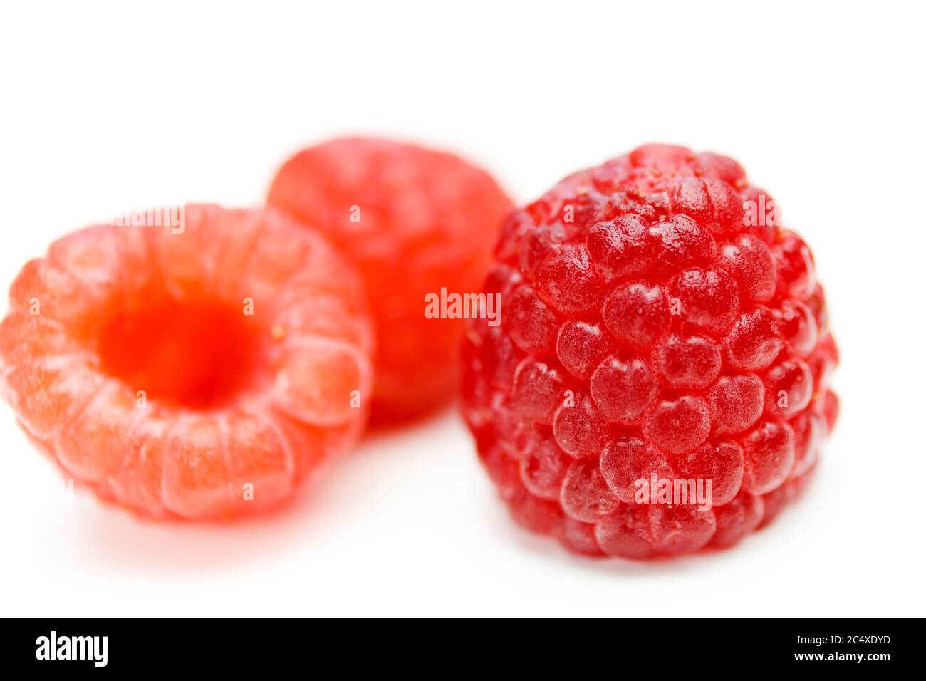 Lamponi freschi, primo piano di lamponi estivi su sfondo di legno. Snack vegano fresco, cibo sano. Foto Stock