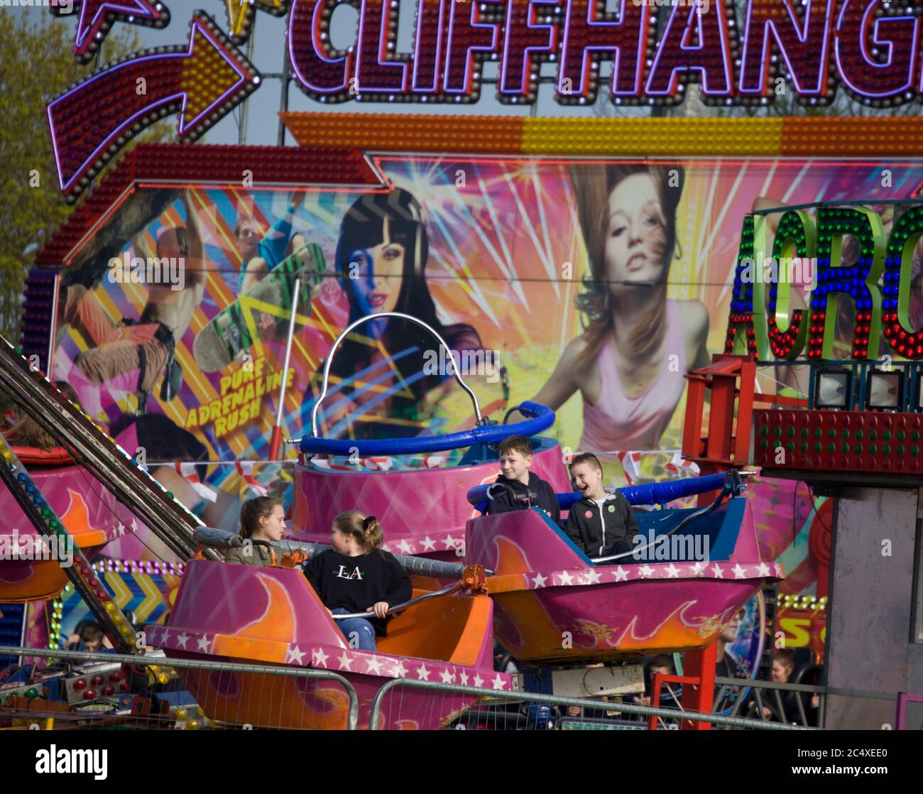 Giro nel parco divertimenti, corsa in luna Park, brividi e brividi, adrenalina, brividi alla ricerca, divertente giornata fuori, mare. Cavalcate con le persone Foto Stock