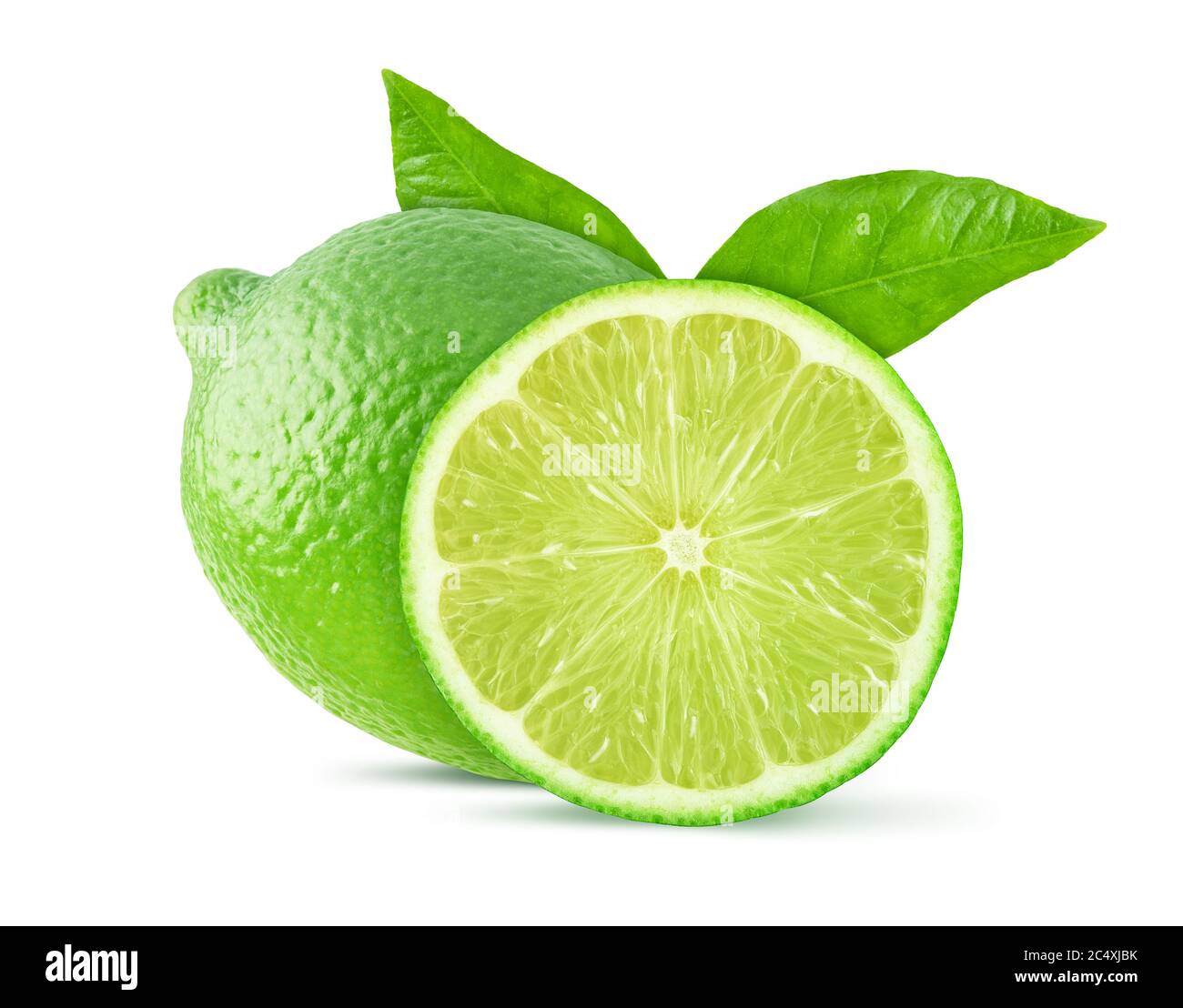 Intera e fetta di frutta di lime con foglie verdi isolate su sfondo bianco. Tracciato di ritaglio Foto Stock