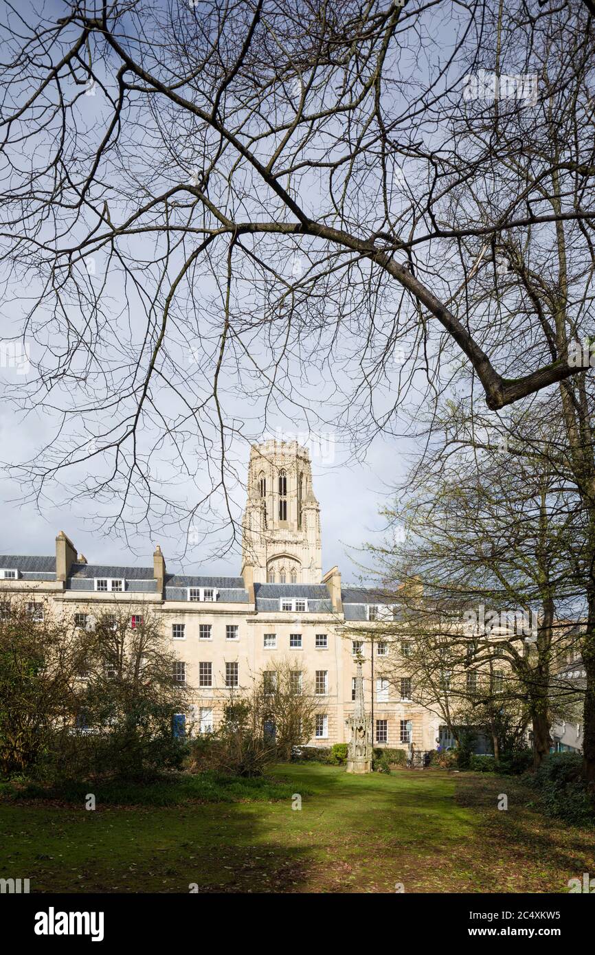 La Torre Gotica del Wills Memorial Building, Università di Bristol, vista dalle terrazze georgiane di Berkeley Square. Foto Stock