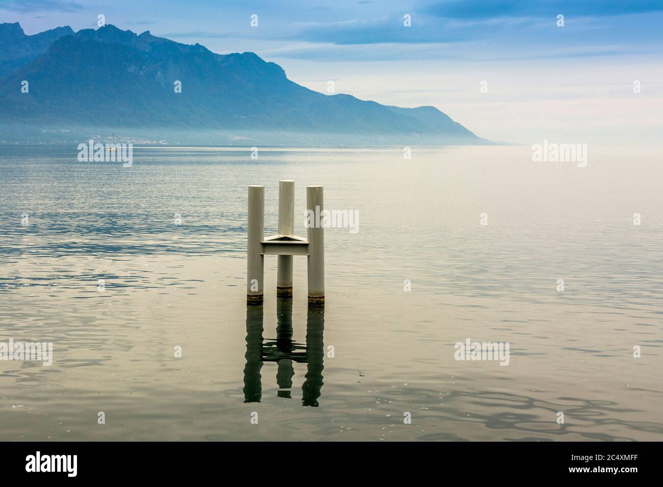 Splendido paesaggio del Lago di Ginevra caratterizzato da una struttura minimalista sulle acque calme del Cantone di Vaud in Svizzera Foto Stock