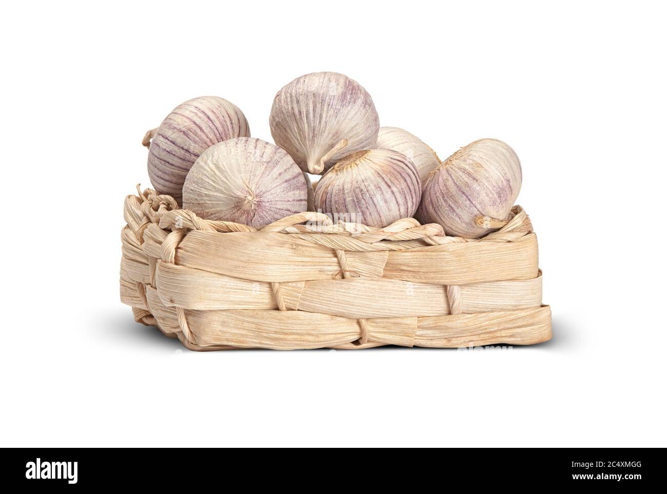 Aglio intero in un cestino isolato su sfondo bianco. Foto Stock