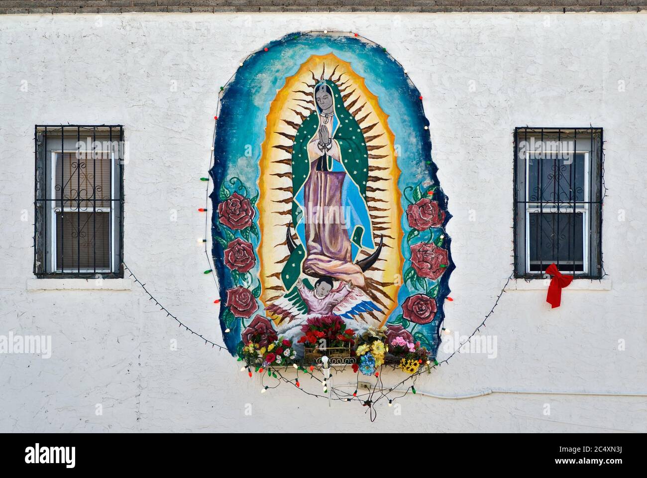 La Virgen de Guadalupe, murale creato da Felipe Adame nel 1981, complesso di appartamenti al 900 di S. Ochoa St. A Segundo Barrio a El Paso, Texas, USA Foto Stock